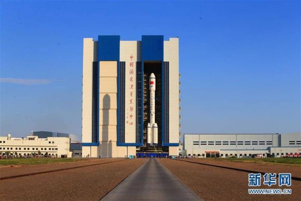 9月9日，执行天宫二号飞行任务的运载火箭垂直转运至酒泉卫星发射中心载人航天发射场发射区，计划9月15日至20日择机发射。新华社发 杨志远 摄