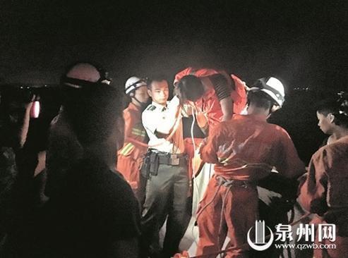 经过2小时的营救，小陈和朋友终于脱险。