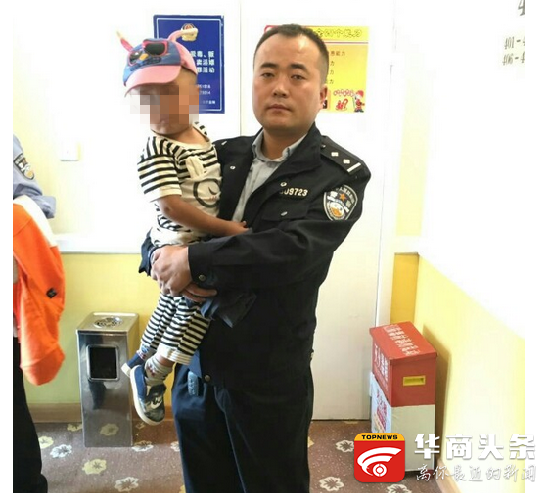 民警和两岁孩童