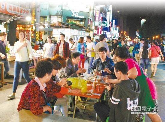 高雄六合观光夜市陆客消费情形。（图片来源：台湾《中国时报》）