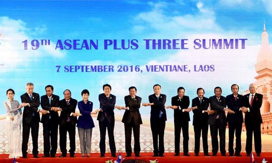 图片说明：李克强总理7日下午在老挝万象出席第十九次东盟与中日韩（10+3）领导人会议，并在会前同与会领导人集体合影。