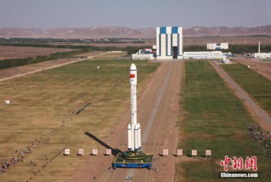 中国天宫二号空间实验室将于9月15日22时04分发射。图为天宫二号空间实验室与长征二号F T2火箭已垂直转运至发射塔架。　孙浩 摄