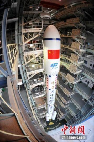 中国天宫二号空间实验室将于9月15日22时04分发射。图为天宫二号空间实验室与长征二号F T2火箭已垂直转运至发射塔架。　孙浩 　摄
