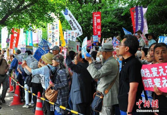 资料图：数万日本民众6月5日下午聚集国会周边举行集会，抗议安倍政权经出台新安保法解禁集体自卫权，及其“修宪”图谋。中新社记者 王健 摄