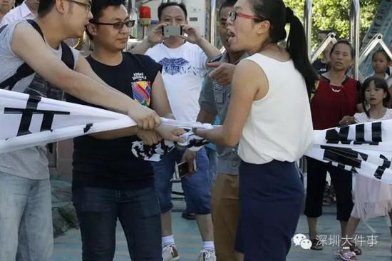 今天下午，深圳横岗喜洋洋幼儿园，遭遇强制猥亵的女童的家人在幼儿园门前拉出条幅讨说法，一度与园方人员发生争执。
