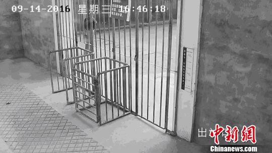 图为，(视频截图)9月14日16时46分幼童爷爷张某某在车站出站口外 马铁轩 摄