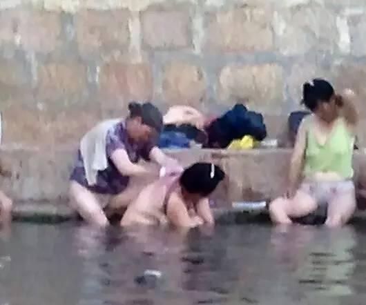 大妈肆无忌惮在饮用水源中洗澡 周围人视而不见