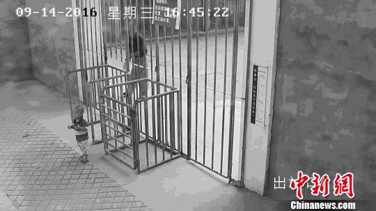 图为，(视频截图)9月14日16时45分幼童从出站口栅栏缝隙钻进车站 马铁轩 摄