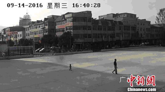 图为，（视频截图）9月14日16点40分幼童和其爷爷张某某在车站广场　马铁轩　摄