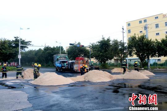消防官兵在事发现场利用沙土进行处置。　吕帅锡 摄