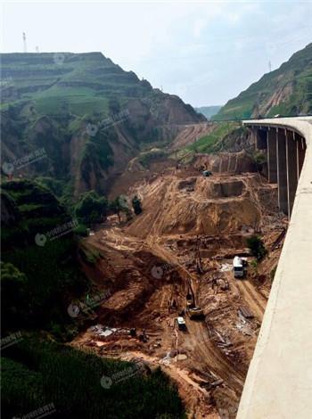 p24 吕梁环城高速公路郭家沟1号大桥采空区治理工程现场《中国经济周刊》记者 曹煦 摄_副本