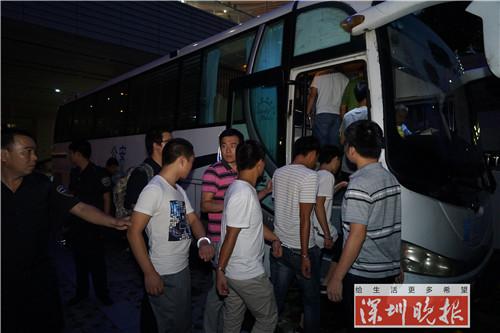 警方将犯罪嫌疑人押解回深