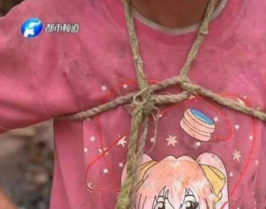 8岁女孩被栓树上五年 真相竟让人心痛不已