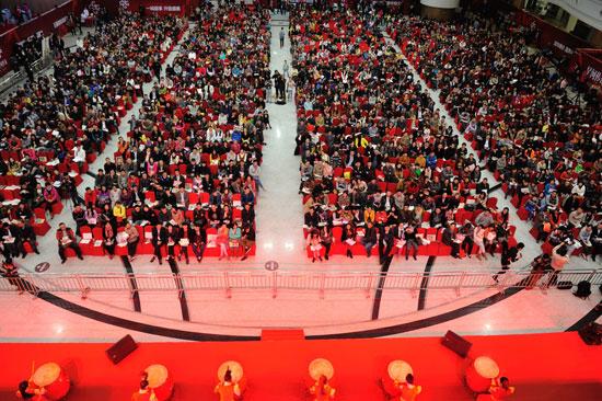 2014年12月07日,深圳市一楼盘再现日光盘 ,首推735套,吸引了近3000人到场抢房,3小时收25亿。视觉中国供图