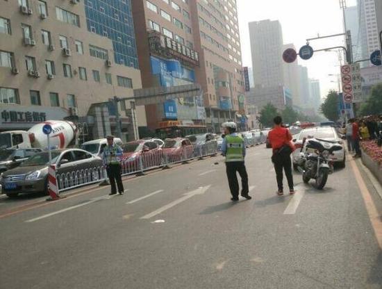 沈阳宝马女司机开车冲进人群 媒体称已致2死6伤1