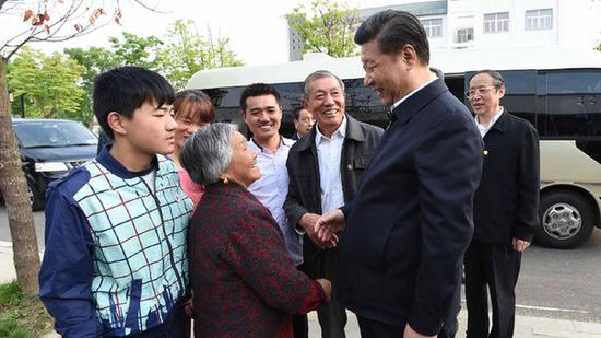 2016年4月24日至27日,习近平在安徽调研。这是4月25日下午,习近平在滁州市凤阳县小岗村看望当年大包干带头人严金昌(右三)一家。 新华社记者李学仁摄