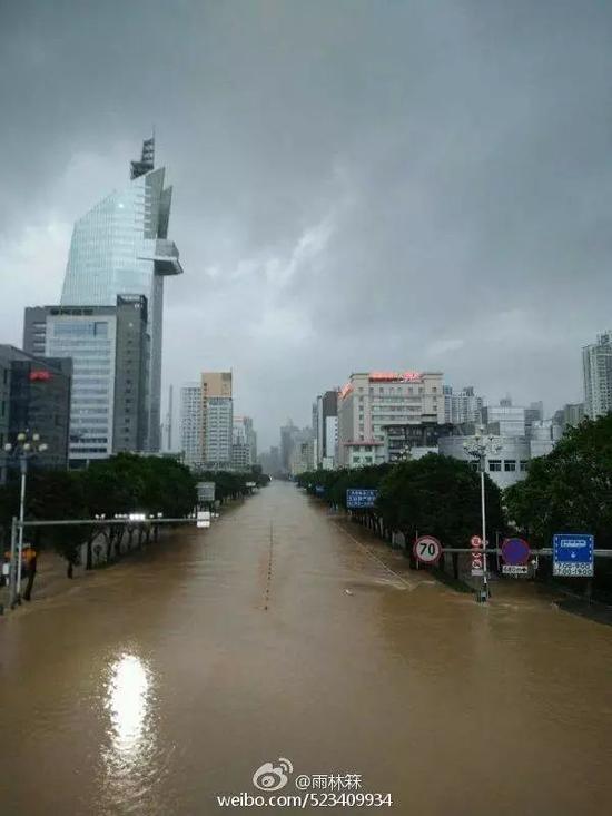 台风“鲇鱼”来袭 福州泡在水中（图片来自网络）