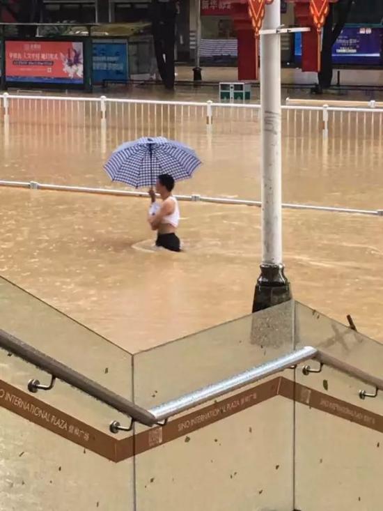 台风“鲇鱼”来袭 福州泡在水中（图片来自网络）