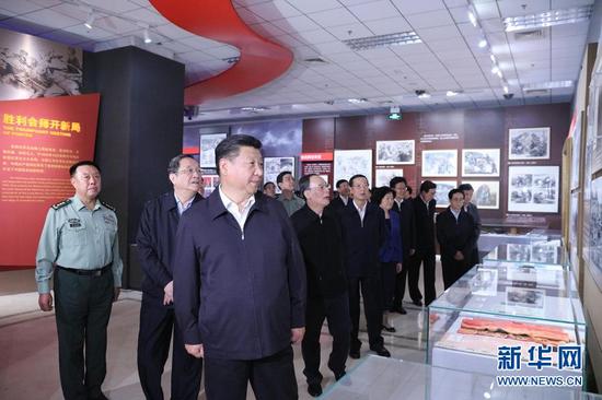 图为：2016年9月23日，党和国家领导人习近平、俞正声、刘云山、王岐山、张高丽等在中国人民革命军事博物馆参观“英雄史诗不朽丰碑——纪念中国工农红军长征胜利80周年主题展览”。
