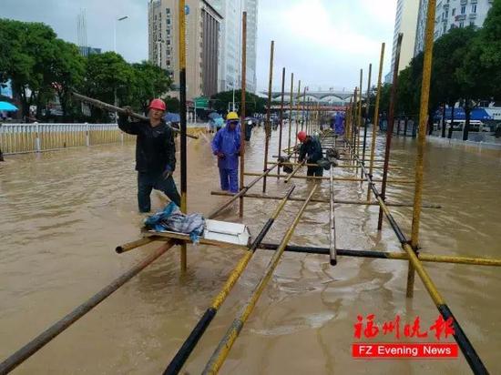 台风“鲇鱼”来袭 福州泡在水中 （图/福州晚报）