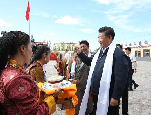 图为：2016年8月22日至24日，中共中央总书记、国家主席、中央军委主席习近平在青海调研考察。这是8月22日下午，习近平在海西蒙古族藏族自治州格尔木市唐古拉山镇长江源村考察时接受村民献上的青稞酒。