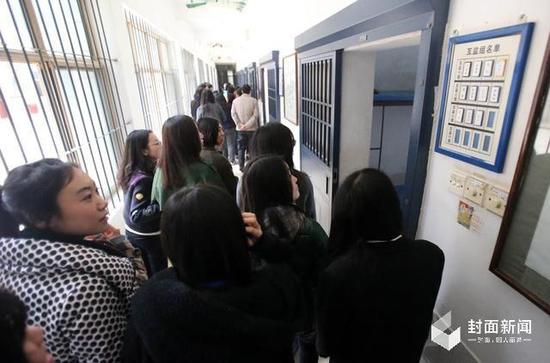 2015年11月13日，华中科技大学法学院师生参观洪山监狱。图/洪山监狱 朱梦迪