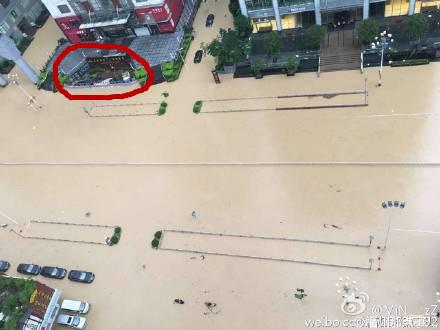 该餐厅周边积水严重，水接近餐厅顶部。 来源：@福州那点事儿
