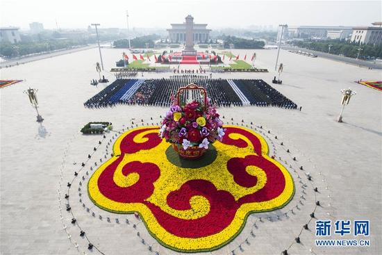 9月30日，烈士纪念日向人民英雄敬献花篮仪式在北京天安门广场隆重举行。 新华社记者 王晔 摄