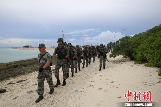 三沙警备区现役官兵与岛礁民兵正在常态化训练。　农史善 摄