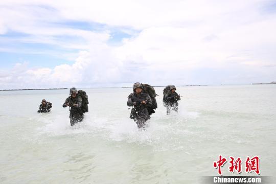 三沙警备区组织官兵进行抢滩登陆、海上搏击等多个科目训练，提高官兵军事素质。　李书兵 摄