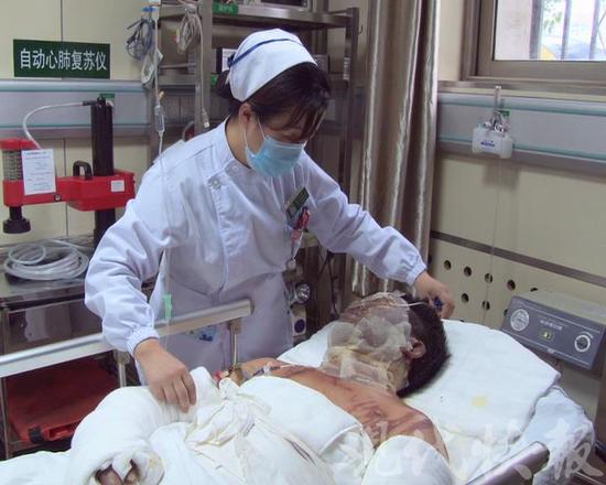 男子不堪被讨赌债点火自焚 送医后家属失联