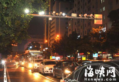 福州杨桥达明路口，成首个安装查远光灯“神器”的路口