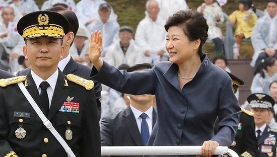 10月1日，韩国忠清南道，朴槿惠出席建军节纪念活动
