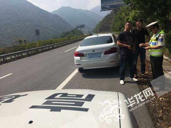 这辆宝马车在高速路上跑了近10公里，驾驶员才发现没带车钥匙。市交通执法高速二支队四大队供图 华龙网发