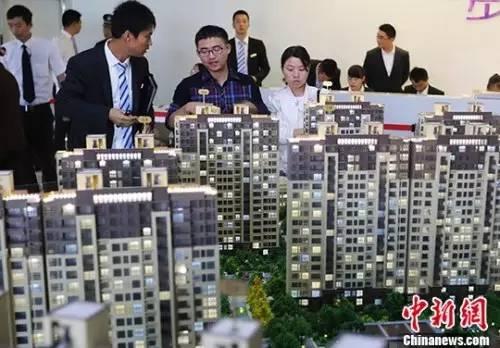 图为南京市民在一处楼盘售楼处内征询。(质料相片) 中新社记者 泱波 摄