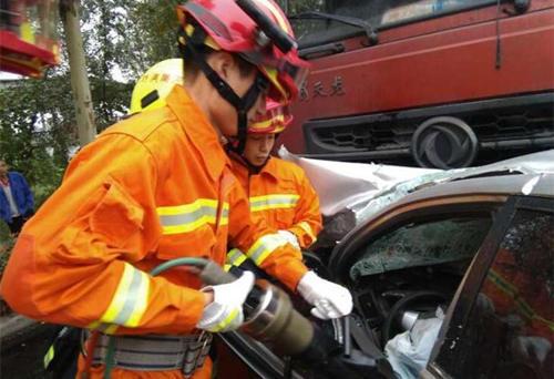 济源一轿车连撞3车 已致2人死亡