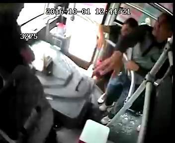 公交司机不让老人从后门上 被砸头血流满面(图)