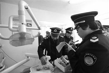 中专毕业生边考医师证边开黑诊所治牙练手|黑