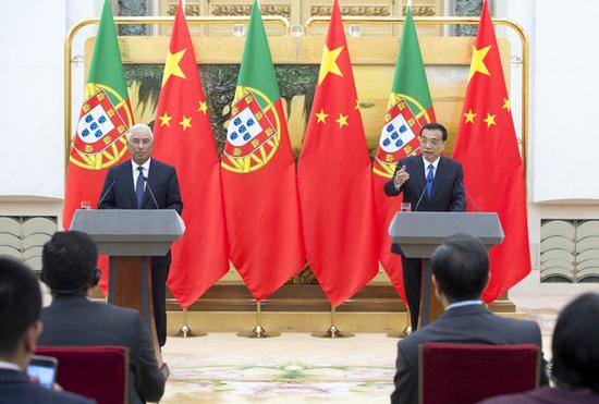 10月9日，国务院总理李克强在北京人民大会堂与葡萄牙总理科斯塔共同会见记者，并回答记者提问。新华社记者 王晔 摄