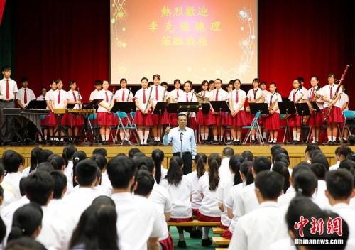 10月11日下午，国务院总理李克强在澳门特别行政区行政长官崔世安陪同下，在澳门视察。图为李克强来到澳门镜平学校，听取澳门教育发展情况汇报。 中新社记者 刘震 摄