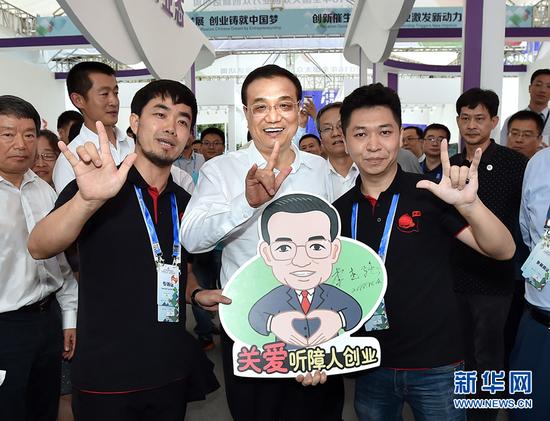 10月12日至13日，中共中央政治局常委、国务院总理李克强在广东深圳、东莞考察，并出席2016年全国大众创业万众创新活动周。这是10月12日，李克强在深圳全国“双创”周活动主会场深圳湾创业广场与创业团队成员合影留念。 新华社记者 李涛摄