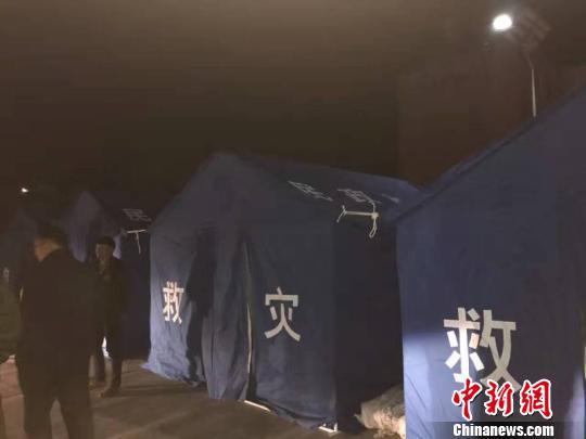 图为安扎在杂多县城内的救灾帐篷 钟欣 摄