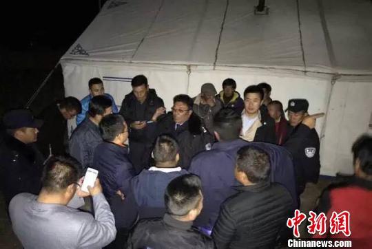 　图为联合工作组抵达震中多加村后了解相关情况 青公宣 摄