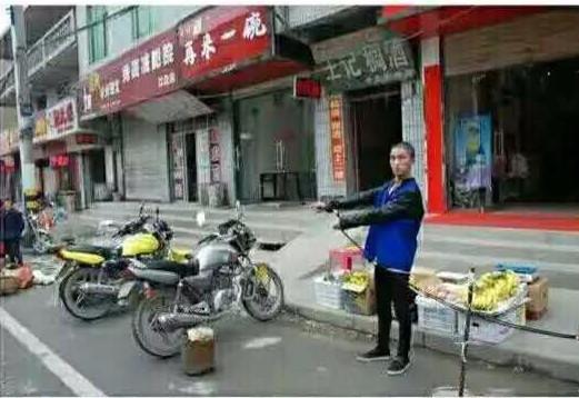 嫌疑人图片10月20日，湖北竹山县警方带着一名男性嫌疑人，来安康汉滨区县河镇办案过程中，疑犯不慎脱逃。