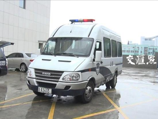 警车停在事发会所门口。