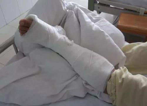 民警右脚脚踝韧带拉伤,打着石膏在医院治疗,需