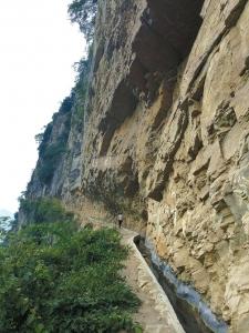 泸州市叙永县赤水镇斜口村，悬崖峭壁上凿出的土桥大堰，引来了村里300多户农家的生活生产用水，因此，土桥大堰也被称作“生命泉”。