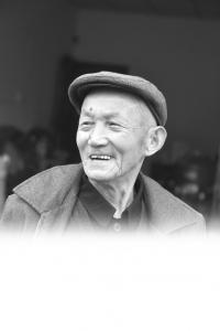 10月20日，成都市郫县安德镇，吕福全就是骑着这辆老年三轮车免费分发零食给环卫工。这一举动，吕福全坚持了七年，安德镇的环卫工们都叫他“零食爷爷”。
