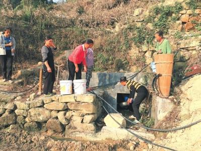 水电站发电一个月以来，已有十几户村民家中断水，只能每天下山背水回家。