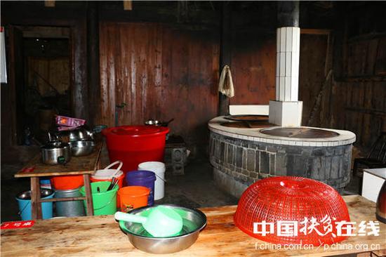 湖南省花垣县十八洞村村民家整洁的灶台。王振红摄